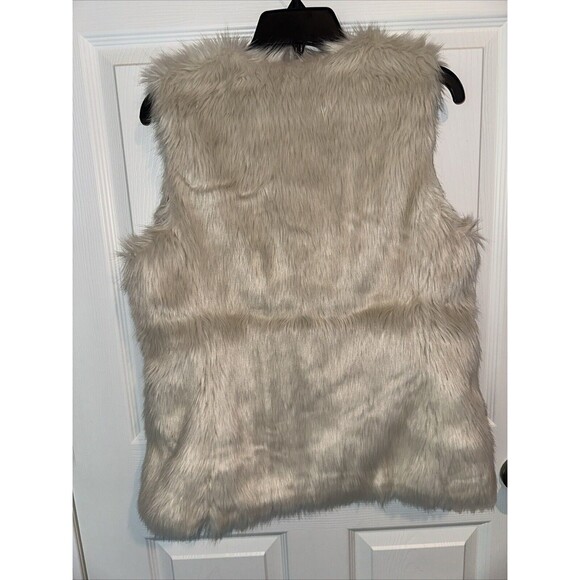 Old Navy Faux Fur Vest Warm Size XS Side Pockets NWOT - Picture 7 of 8